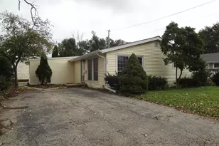 423 Blackhawk Ave, Carpentersville, IL 60110 - Photo 1