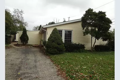 423 Blackhawk Avenue, Carpentersville, IL 60110 - Photo 2