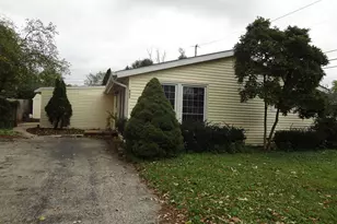 423 Blackhawk Ave, Carpentersville, IL 60110 - Photo 2