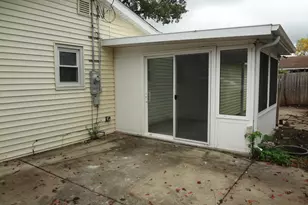 423 Blackhawk Ave, Carpentersville, IL 60110 - Photo 8