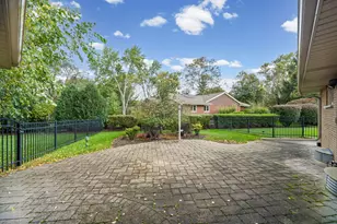 1102 W Burgoyne Rd, Arlington Heights, IL 60004 - Photo 22