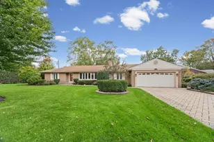 1102 W Burgoyne Rd, Arlington Heights, IL 60004 - Photo 1