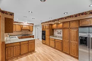 1102 W Burgoyne Rd, Arlington Heights, IL 60004 - Photo 8