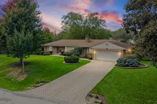 1102 W Burgoyne Rd, Arlington Heights, IL 60004 - Photo 2