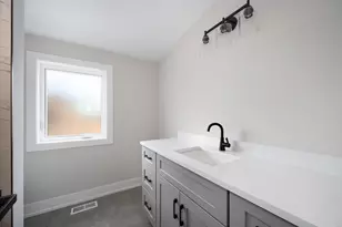8648 S Phillips Ave, Chicago, IL 60617 - Photo 16