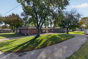 381 S Hossack St, Seneca, IL 61360 - Photo 2