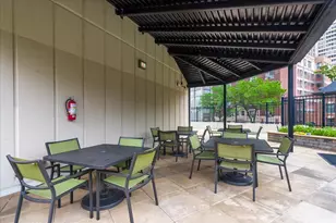 3930 N Pine Grove Ave, Chicago, IL 60613 - Photo 20