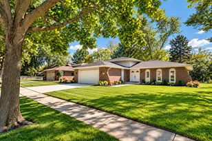11226 S Deerpath Ln, Palos Hills, IL 60465 - Photo 2