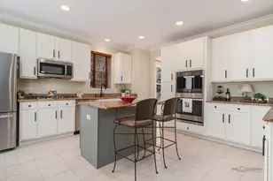 14241 Oakwood Ct, Green Oaks, IL 60048 - Photo 12