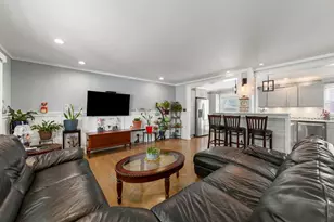 639 N Indiana St, Elmhurst, IL 60126 - Photo 2