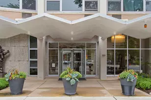 555 W Cornelia Ave, Chicago, IL 60657 - Photo 2