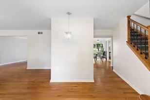 8425 Creekside Ln, Darien, IL 60561 - Photo 2
