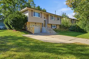 1701 Hartmann Dr, Schaumburg, IL 60193 - Photo 2