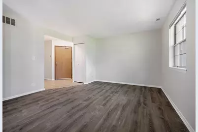 8 Gant Circle #B, Streamwood, IL 60107 - Photo 2