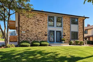 8329 Portsmouth Dr, Darien, IL 60561 - Photo 1