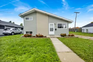 318 E Maple Ave, Roselle, IL 60172 - Photo 1