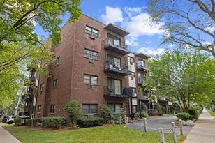 7255 N Ridge Blvd, Chicago, IL 60645 - Photo 1