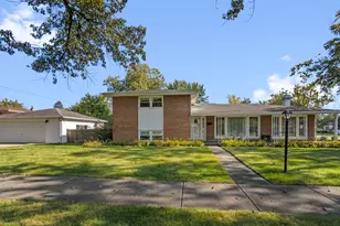 415 Wilkins Dr, Des Plaines, IL 60016 - Photo 1