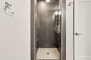 2957 W Cornelia Ave, Chicago, IL 60618 - Photo 8