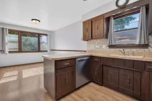 2829 W 101st St, Evergreen Park, IL 60805 - Photo 10