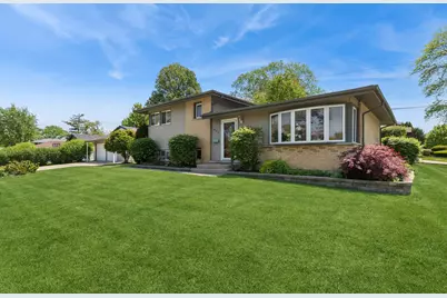 801 E Greenwood Drive, Mount Prospect, IL 60056 - Photo 2