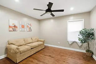 7450 S Bennett Ave, Chicago, IL 60649 - Photo 14