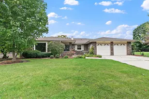 104 Millis Ln, Schaumburg, IL 60193 - Photo 1