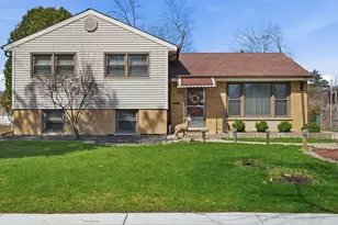 1506 W Palm Dr, Mount Prospect, IL 60056 - Photo 1