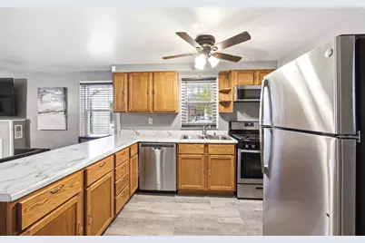 124 S Commonwealth Avenue, Elgin, IL 60123 - Photo 6