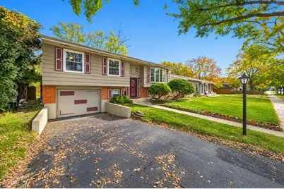 1032 Valley Stream Drive, Wheeling, IL 60090 - Photo 2