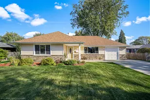 1027 Country Club Ln, Schaumburg, IL 60193 - Photo 1