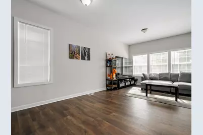 4642 W Warwick Avenue, Chicago, IL 60641 - Photo 6