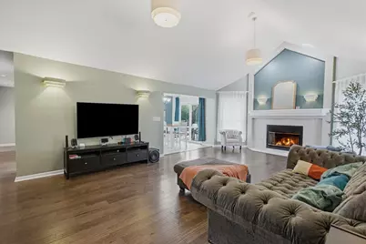 208 Rosewood Court, Westmont, IL 60559 - Photo 8