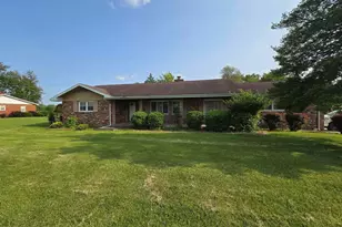405 Easthaven Dr, Centralia, IL 62801 - Photo 2