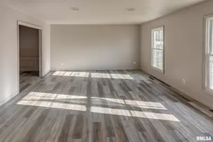 333 N Lakeview Dr, Salem, IL 62881 - Photo 4