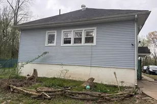 315 W Furlong St, Carrier Mills, IL 62917 - Photo 12