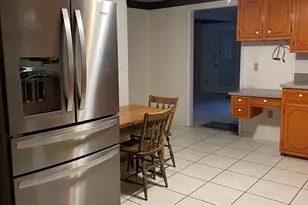 901 W Elm St, Carmi, IL 62821 - Photo 4