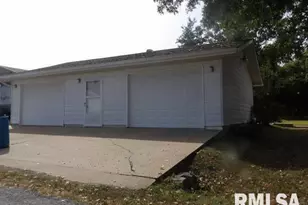 736 N Mill St, Carrier Mills, IL 62917 - Photo 4