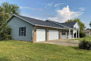 12 Hickory St, Nashville, IL 62263 - Photo 2