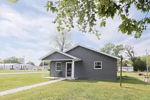 101 N Railroad St, Patoka, IL 62875 - Photo 2