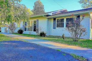 901 Locust St, Vienna, IL 62995 - Photo 2