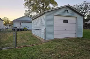 1028 S Roosevelt St, Harrisburg, IL 62946 - Photo 6