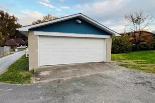 734 S McKinley St, Harrisburg, IL 62946 - Photo 12