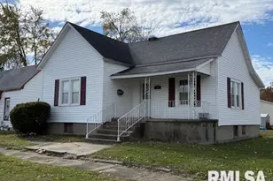 121 N 9th St, Herrin, IL 62948 - Photo 2