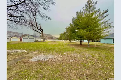 901 E 3rd Street, Flora, IL 62839 - Photo 2