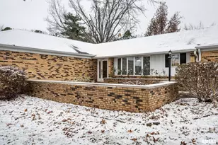 105 Woodlake Ln, Eldorado, IL 62930 - Photo 2