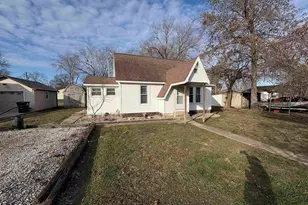 403 Wortby St, Odin, IL 62870 - Photo 2