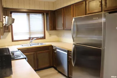 3542 Cedarview Ct Court #3542, Bettendorf, IA 52722 - Photo 4