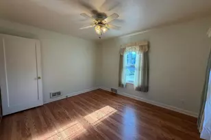 135 10th St, Carmi, IL 62821 - Photo 10