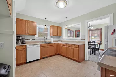 803 Holmes Street, Bettendorf, IA 52722 - Photo 12